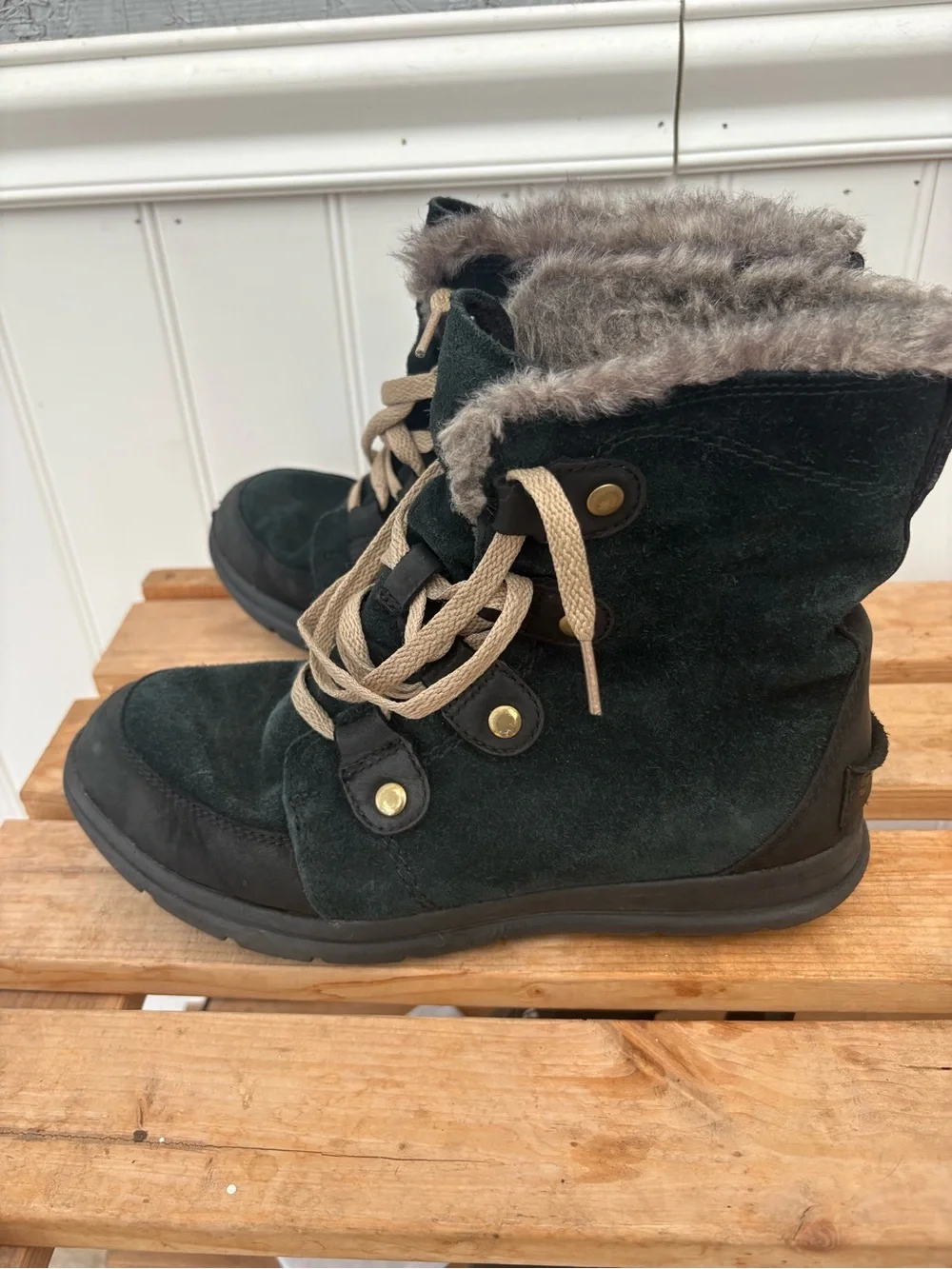 Sorel Dark Green Suede Lace-Up Winter Boots with Faux-Fur Collar